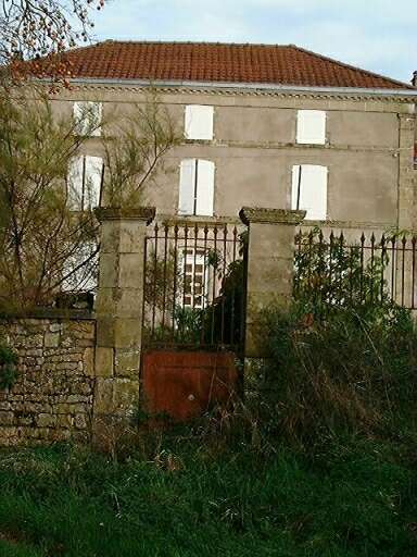 Logis, élévation antérieure et porte piétonne, vue prise de l'ouest.