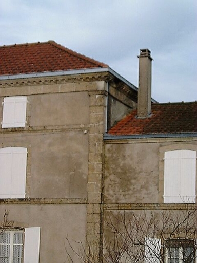 Logis, élévation antérieure, détail d'un pilastre d'angle, de la corniche et des bandeaux d'appui.
