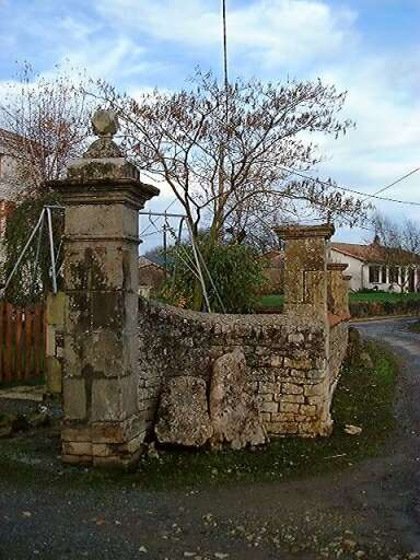 Clôture, pile maçonnée de droite de la porte charretière d'accès, et muret surmonté de piliers, vue prise du sud-ouest.