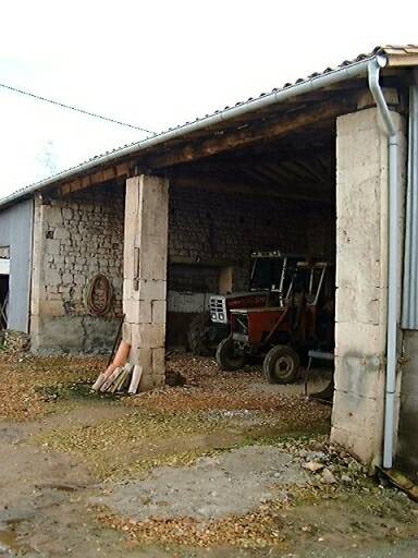 Dépendances, hangar à piliers maçonnés, vue prise du nord.