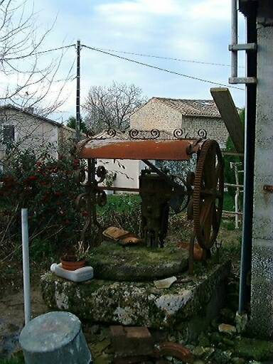 Puits à roue dentée, dans la cour, à l'ouest du logis.