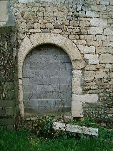 Dépendances, grange, élévation antérieure nord, vestiges d'une porte en plein cintre.