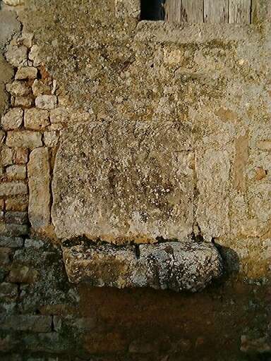 Logis, élévation antérieure, détail de la pierre monolithe posée en contrepoids sur la pierre d'évier.