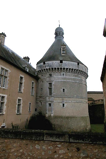 Grosse tour à l'angle sud-ouest du logis.