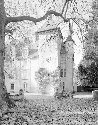Logis, tour est.