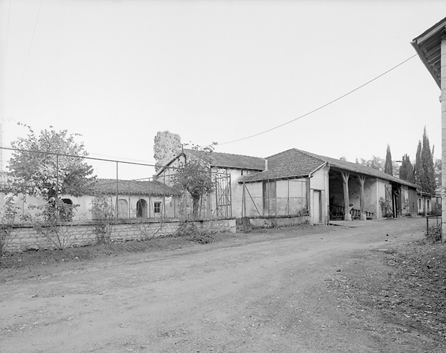 Dépendances au sud-ouest.