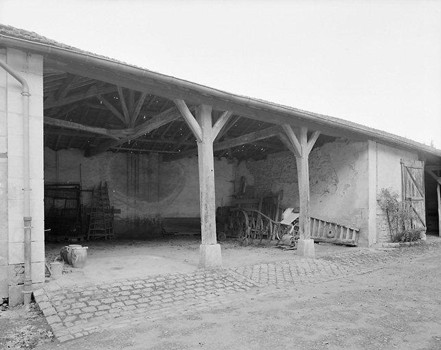 Hangar au sud-ouest.