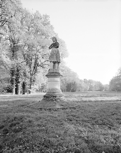 Statue de Jeanne d'Arc. Inscription : Fête du Rosaire MDCCCXCD DOMREMY 6 I JANVIER MCDXII.