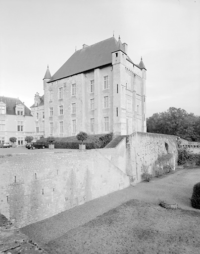 Donjon, élévations sud et est, mur de soubassement, ensemble vu du sud-est.