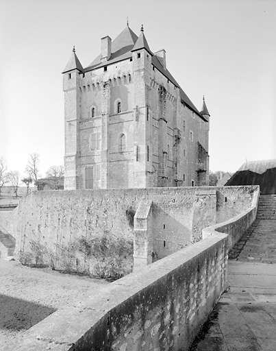 Donjon, élévations est et nord, mur de soubassement, ensemble vu du toit de la chapelle.