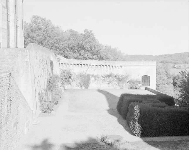 Mur de soubassement, courtine et tour de la Chapelle, ensemble vu du sud-est.