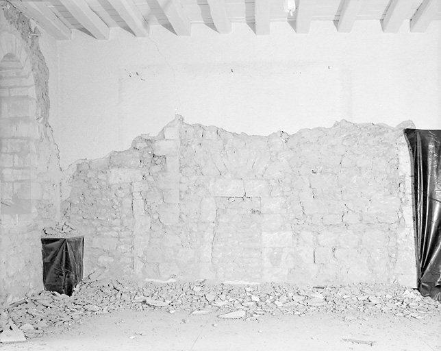 Donjon, 1er étage, salle ouest, mur nord, baies murées, travaux de l'an 2000.