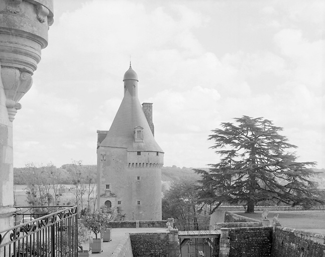 Tour Saint-Jean, élévation ouest et pont levis. Ensemble pris de la tour Saint-Georges.