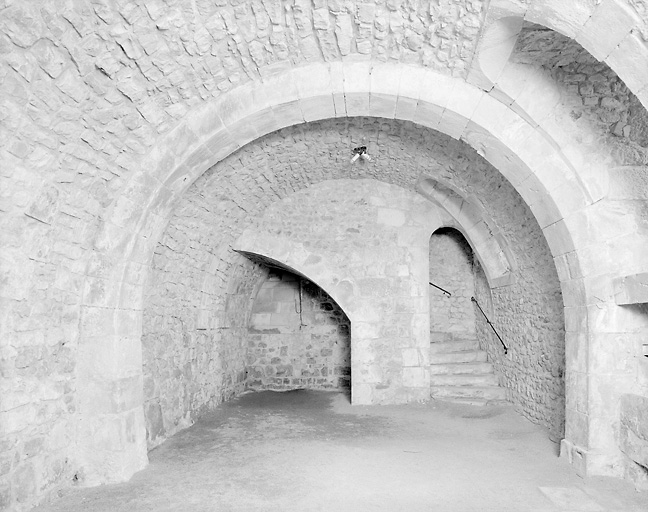 Pavillon de l'Hostellerie. Sous-sol, dit la boulangerie, vue vers l'escalier d'accès à la cuisine.