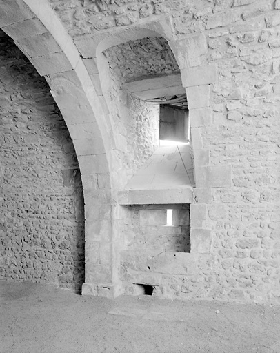 Pavillon de l'Hostellerie. Sous-sol, dit la boulangerie, baies à droite des fours donnant sur la cour est.