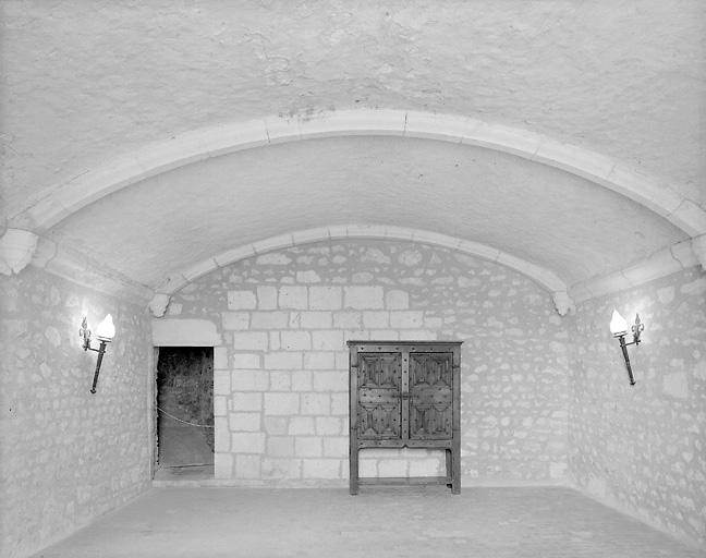 Tour de la Chapelle. Salle sous la chapelle, vue vers l'entrée.