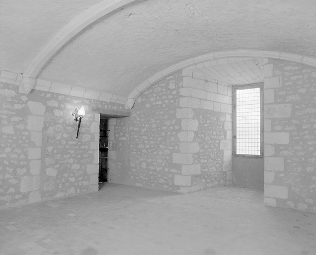 Tour de la Chapelle. Salle sous la chapelle, vue prise de l'entrée.