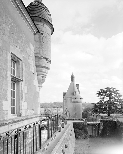 Tour Saint-Jean prise de la tour Saint-Georges, douves et pont-levis.