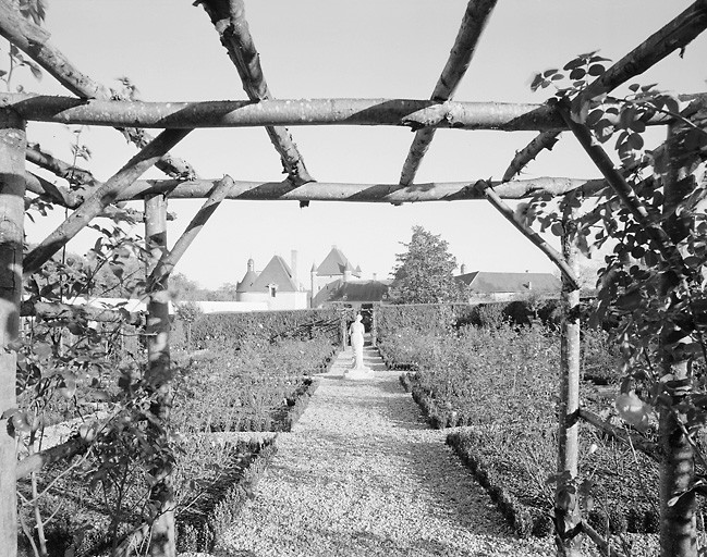 Jardin des Roses, statue de Flore.