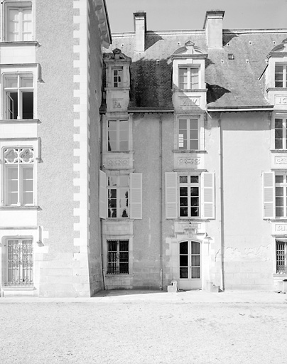 Logis, élévation antérieure, corps central, les deux travées de gauche.