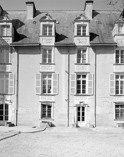 Logis, élévation antérieure, corps central, troisième et quatrième travées.