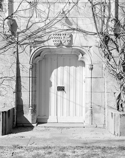 Logis, élévation antérieure, porte de la tour de l'escalier, blasons.
