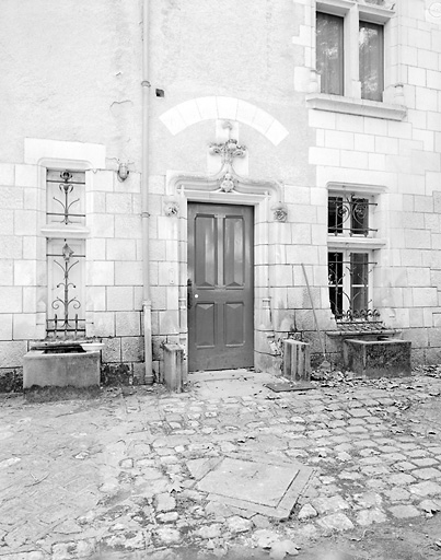 Logis, élévation latérale est, partie gauche, porte.