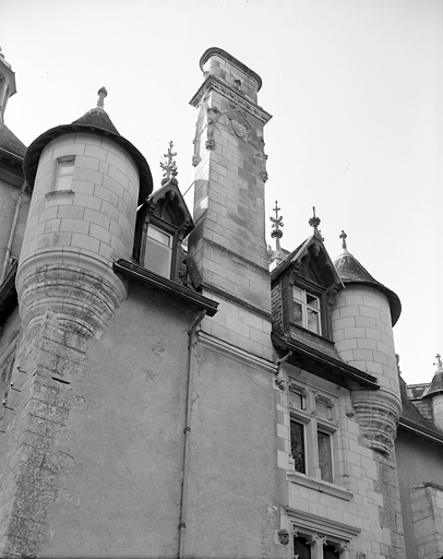Logis, élévation latérale est, parties supérieures de gauche.