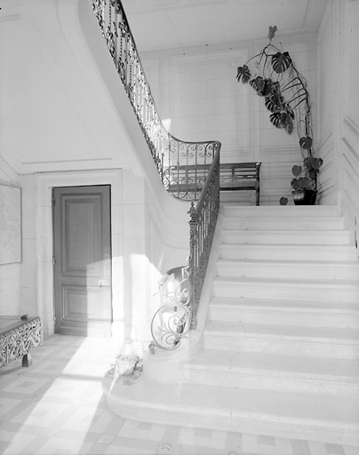 Logis, escalier du corps central du logis, départ au rez-de-chaussée.