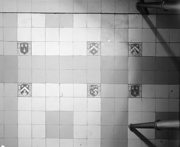 Logis, carrelage du hall d'entrée orné de blasons.