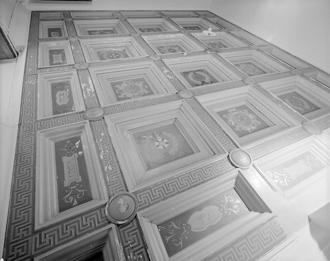 Logis, rez-de-chaussée, salle à droite de l'escalier (billard), plafond à caissons ornés de décorations peintes.