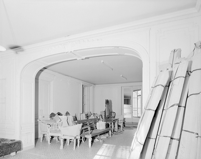 Logis, rez-de-chaussée, salle à gauche de l'escalier (salle à manger), arcade de séparation, boiseries.