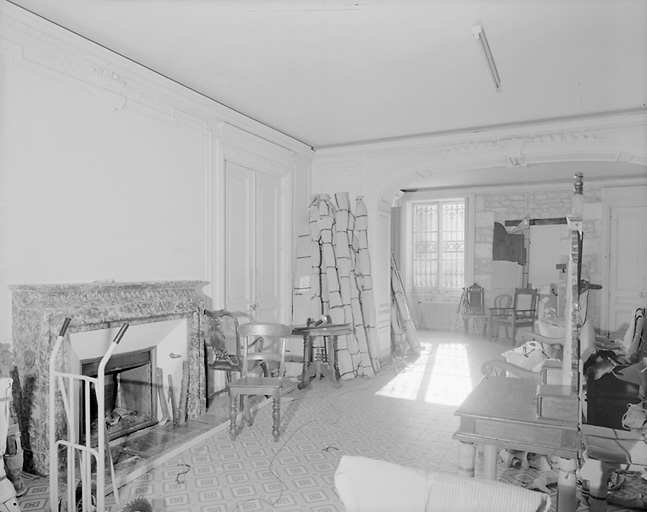 Logis, rez-de-chaussée, salle à gauche de l'escalier (salle à manger), cheminée, boiseries, arcade de séparation.