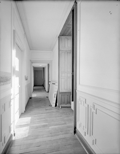 Logis, premier étage, couloir.