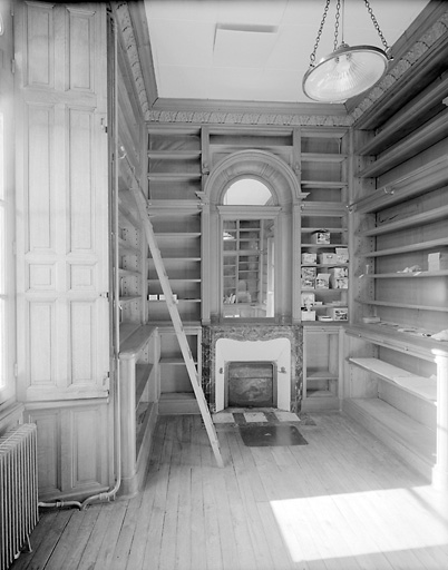 Logis, premier étage, bibliothèque.