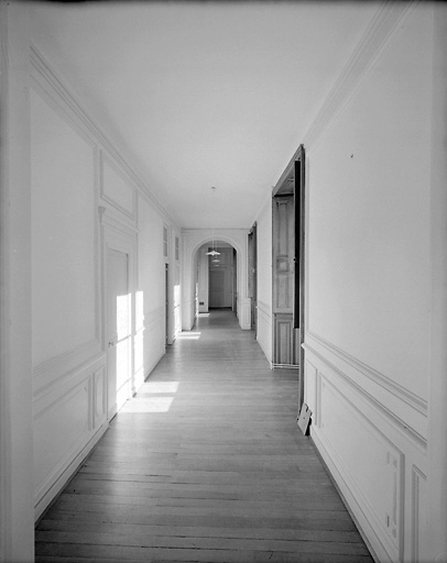 Logis, deuxième étage, couloir.