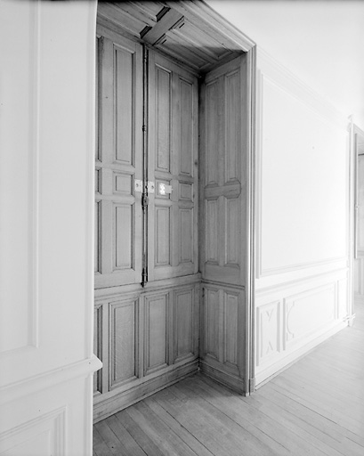 Logis, deuxième étage, couloir, boiserie d'une fenêtre.