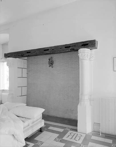 Logis, deuxième étage, tour est, chambre dite de Jean le Bon, piédroits de la cheminée.