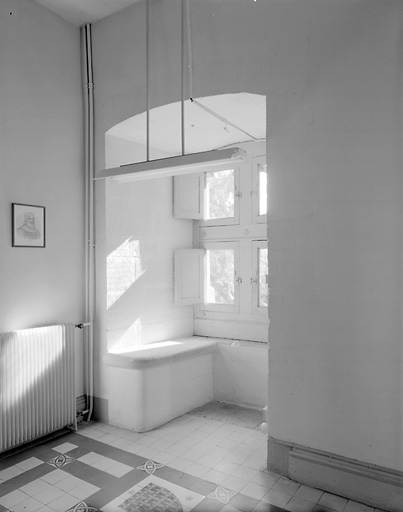 Logis, deuxième étage, tour est, chambre dite de Jean le Bon, fenêtre à coussiège.
