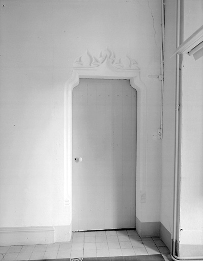 Logis, deuxième étage, tour est, chambre dite de Jean le Bon, porte ornée d'une accolade et de motifs trilobés.
