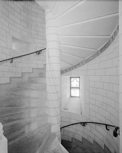Logis, escalier en vis de la tour sud-est.