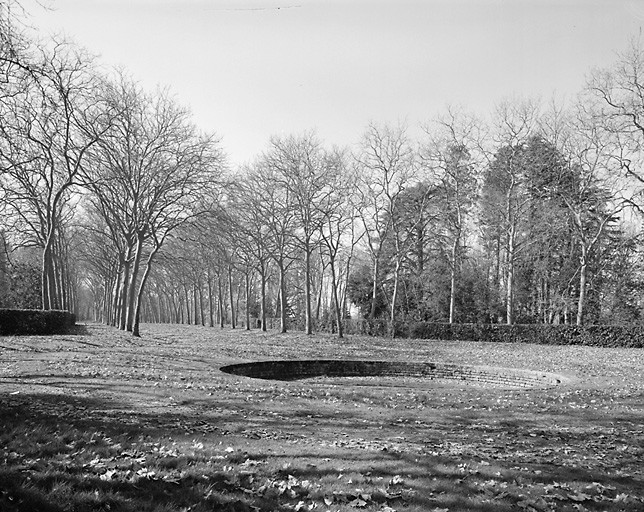 Triple allée de platanes au nord-ouest et bassin, vue prise de la terrasse sud du logis.