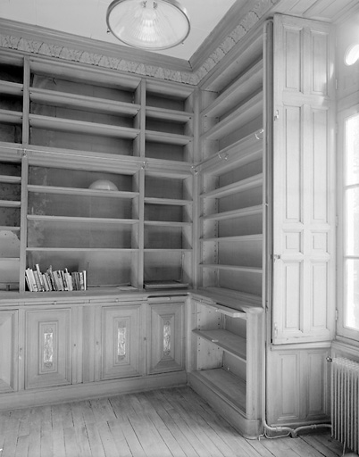Logis, premier étage, bibliothèque.
