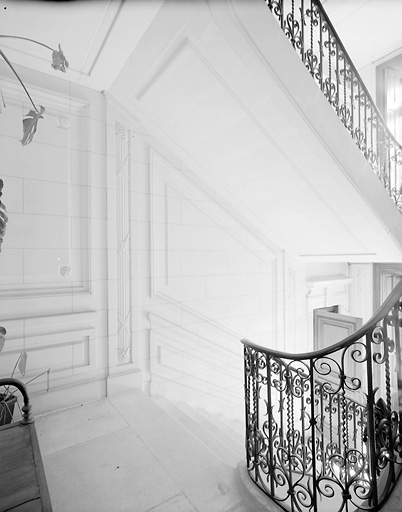 Logis, escalier, vue prise du second palier.