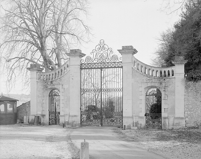 Portail d'accès sud, vue prise du parc.