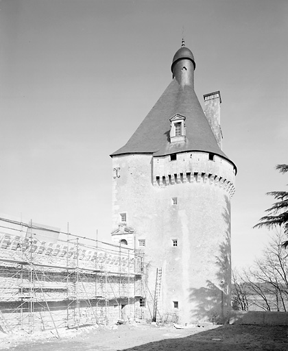 Tour Saint-Jean, élévation ouest prise des douves.