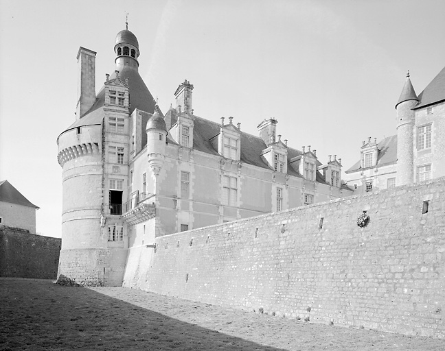 Tour Saint-Georges et logis, vue prise des douves à l'est.