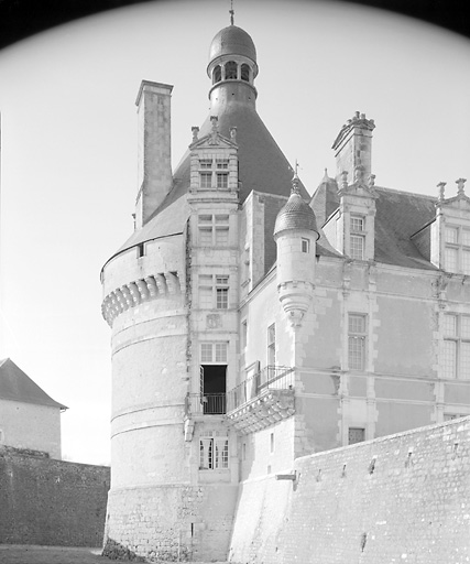 Tour Saint-Georges et logis, angle sud-est, vue prise des douves à l'est.