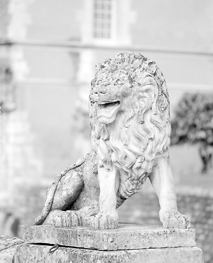 Entrée sud, vue de trois-quarts face du lion de gauche.