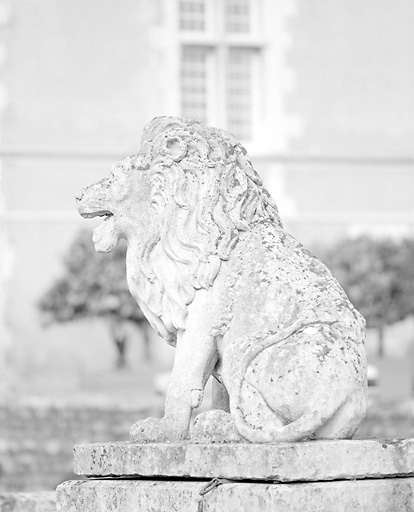 Entrée sud, vue de trois-quarts arrière du lion de droite.